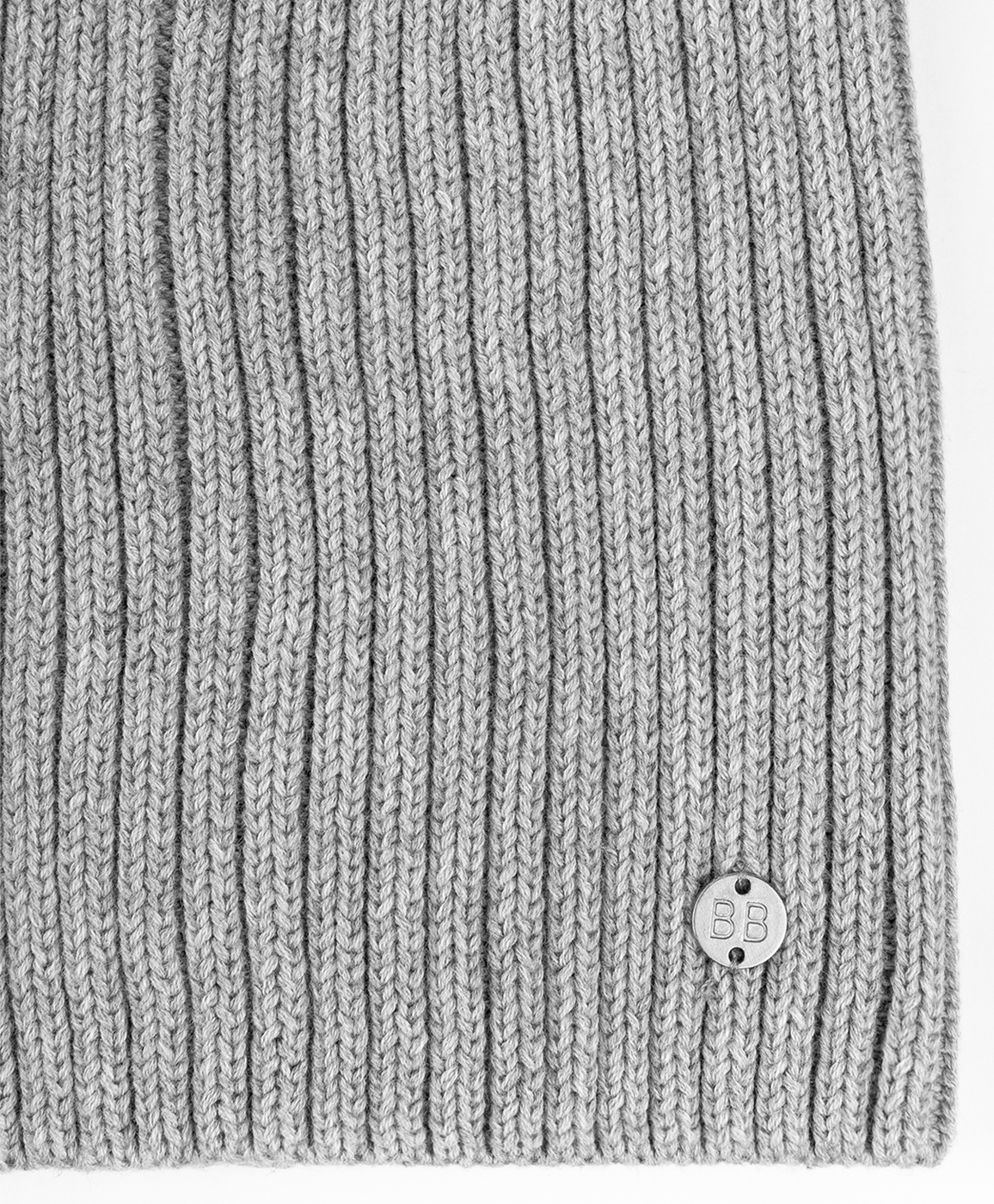 фото Серая вязаная шапка button blue