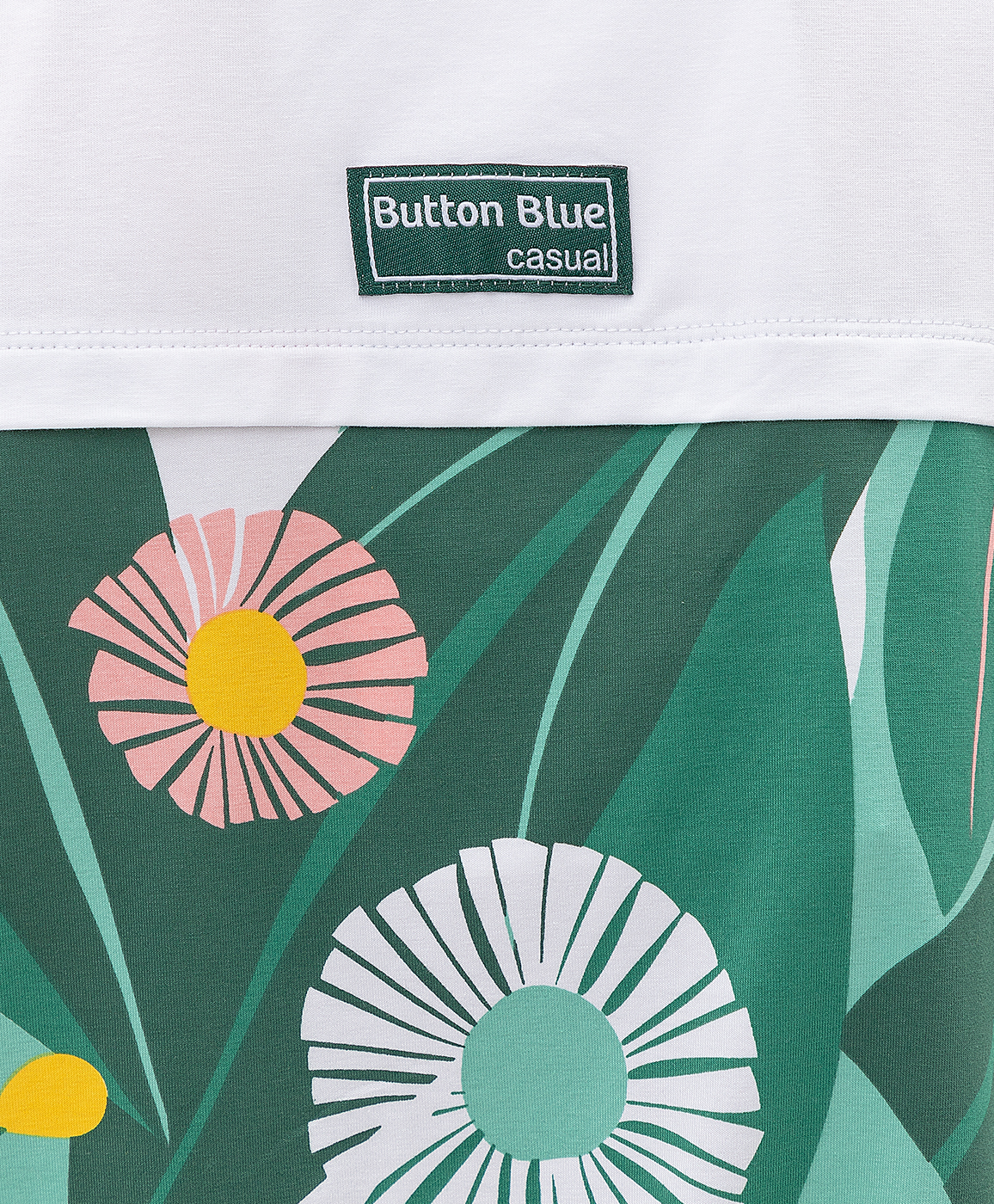 фото Белая футболка с принтом button blue