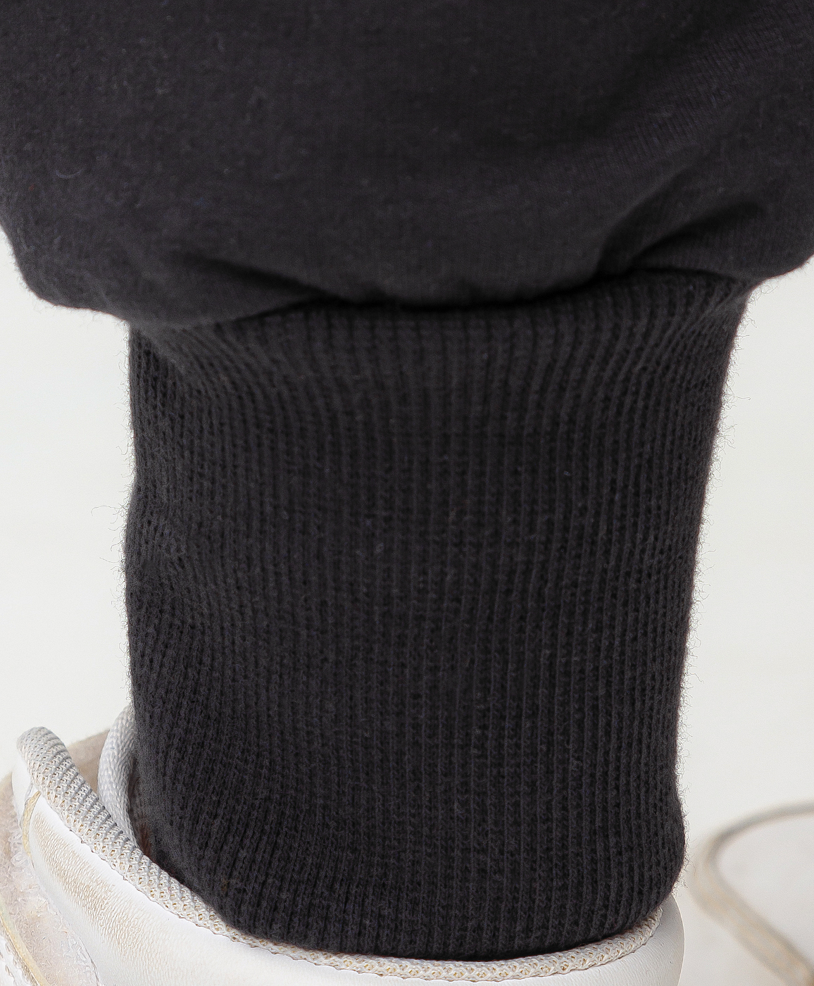 фото Брюки трикотажные с поясом на резинке черные button blue