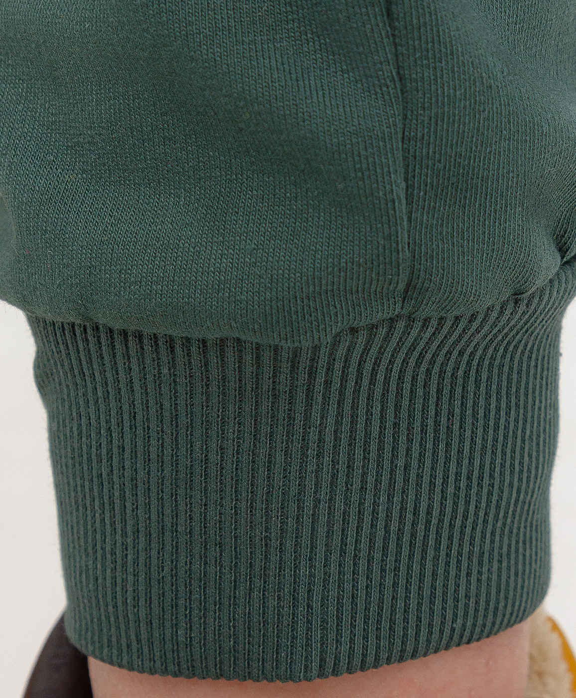 фото Брюки трикотажные с поясом на резинке зеленые button blue