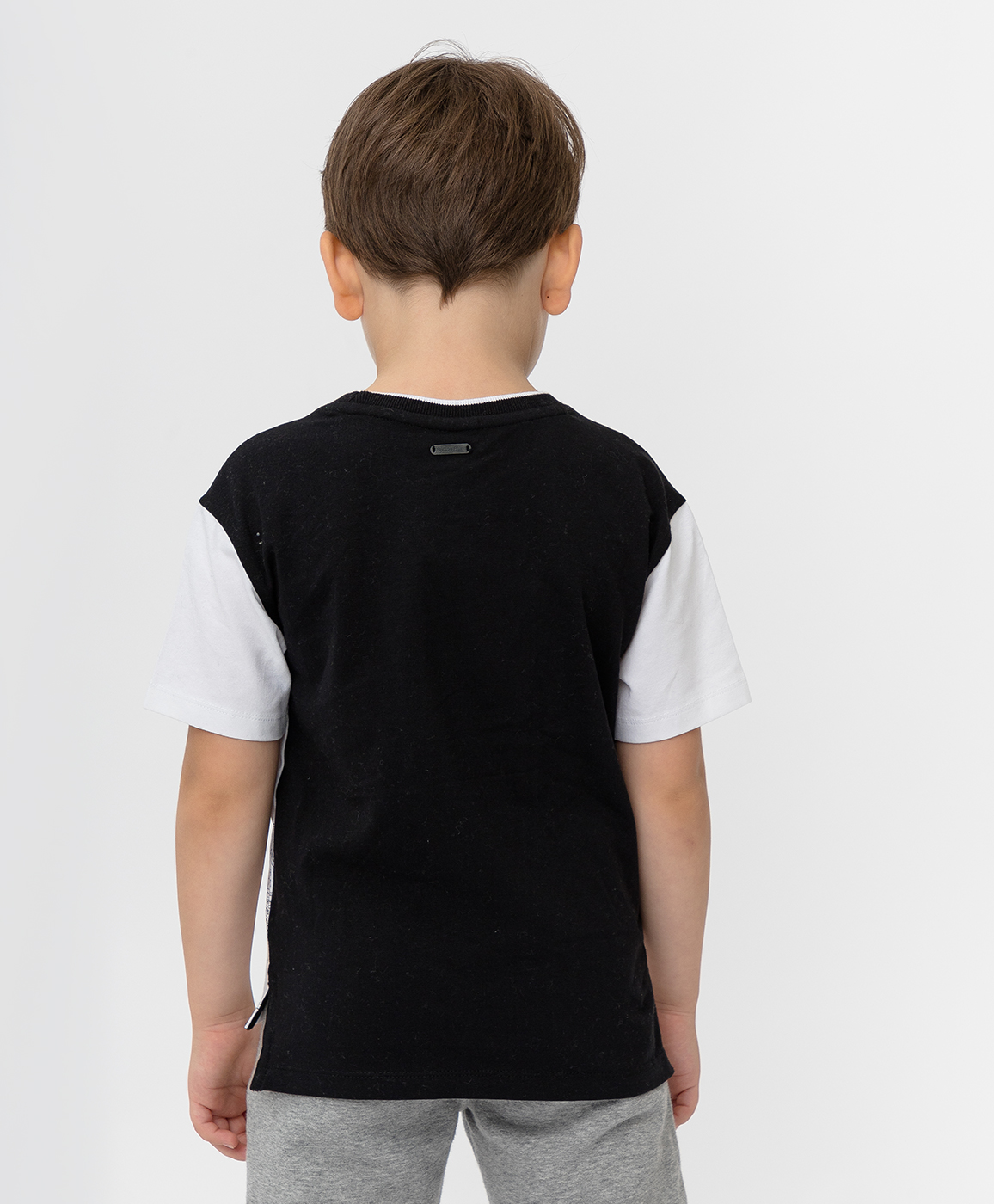 фото Черно-белая футболка с принтом button blue