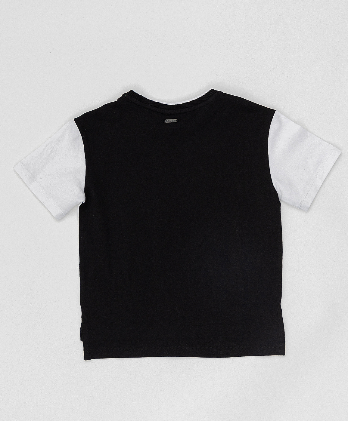 фото Черно-белая футболка с принтом button blue