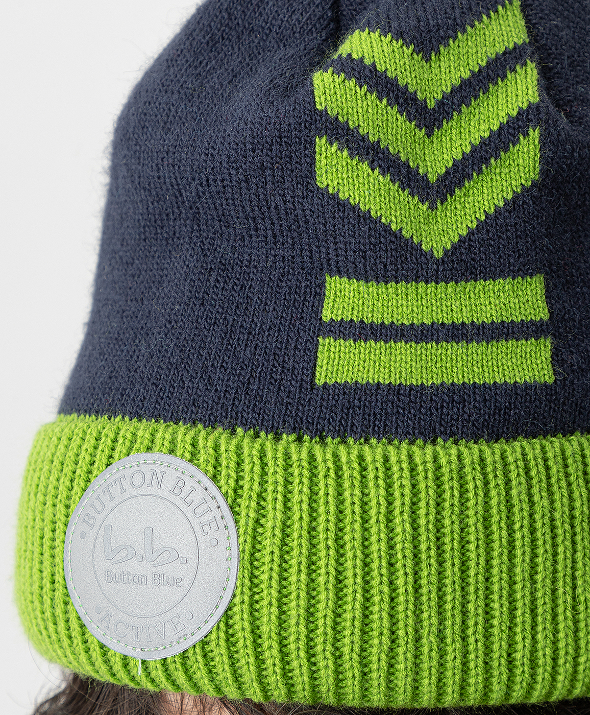 фото Шапка вязаная на флисовой подкладке с помпоном и принтом синяя button blue