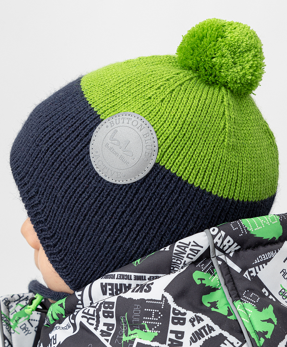 фото Шапка вязаная на флисовой подкладке с завязками и помпоном салатовая button blue