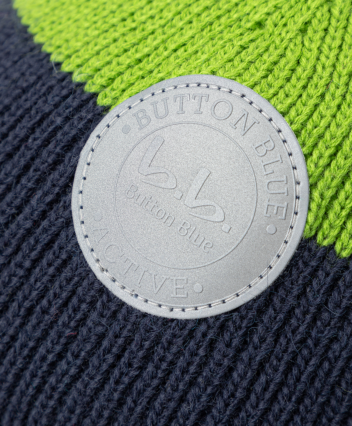 фото Шапка вязаная на флисовой подкладке с завязками и помпоном салатовая button blue