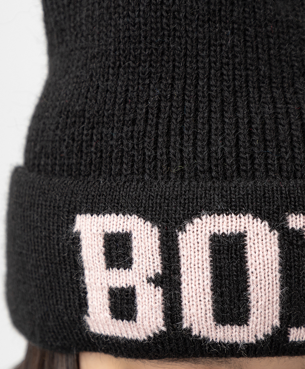 фото Шапка вязаная на флисовой подкладке с принтом черная button blue