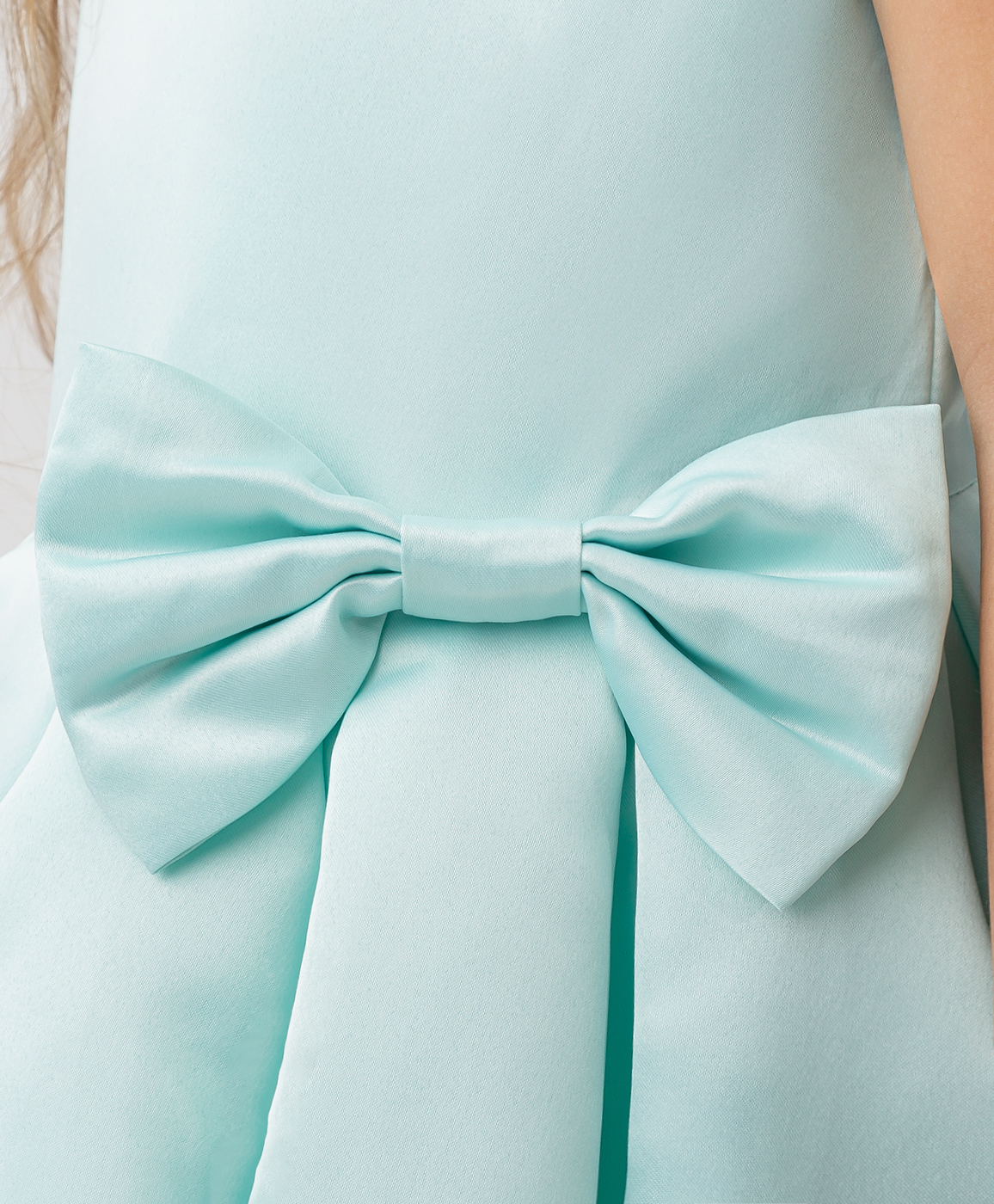 фото Платье нарядное с пышной юбкой и большим бантом голубое button blue