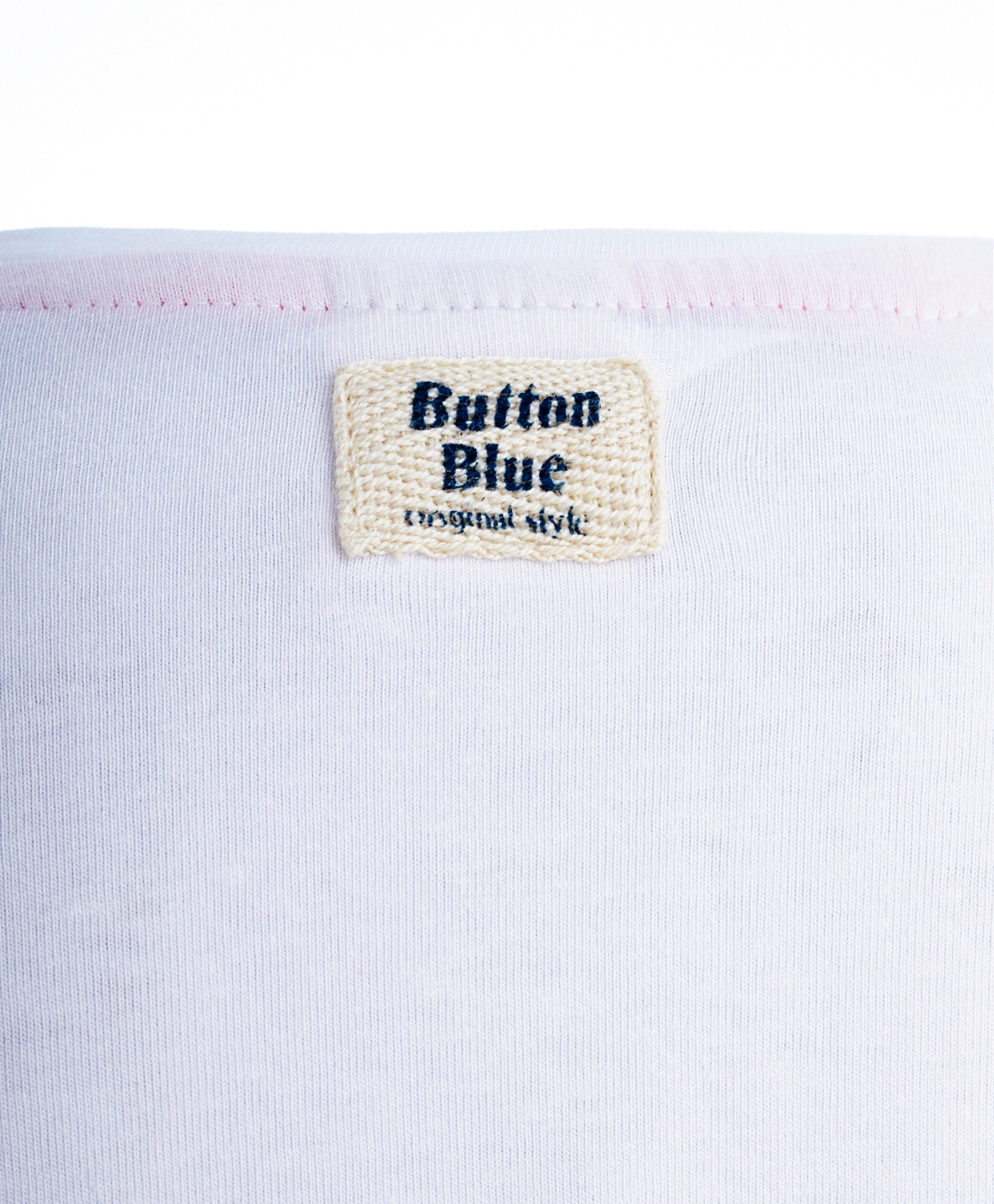 фото Белая футболка с принтом button blue