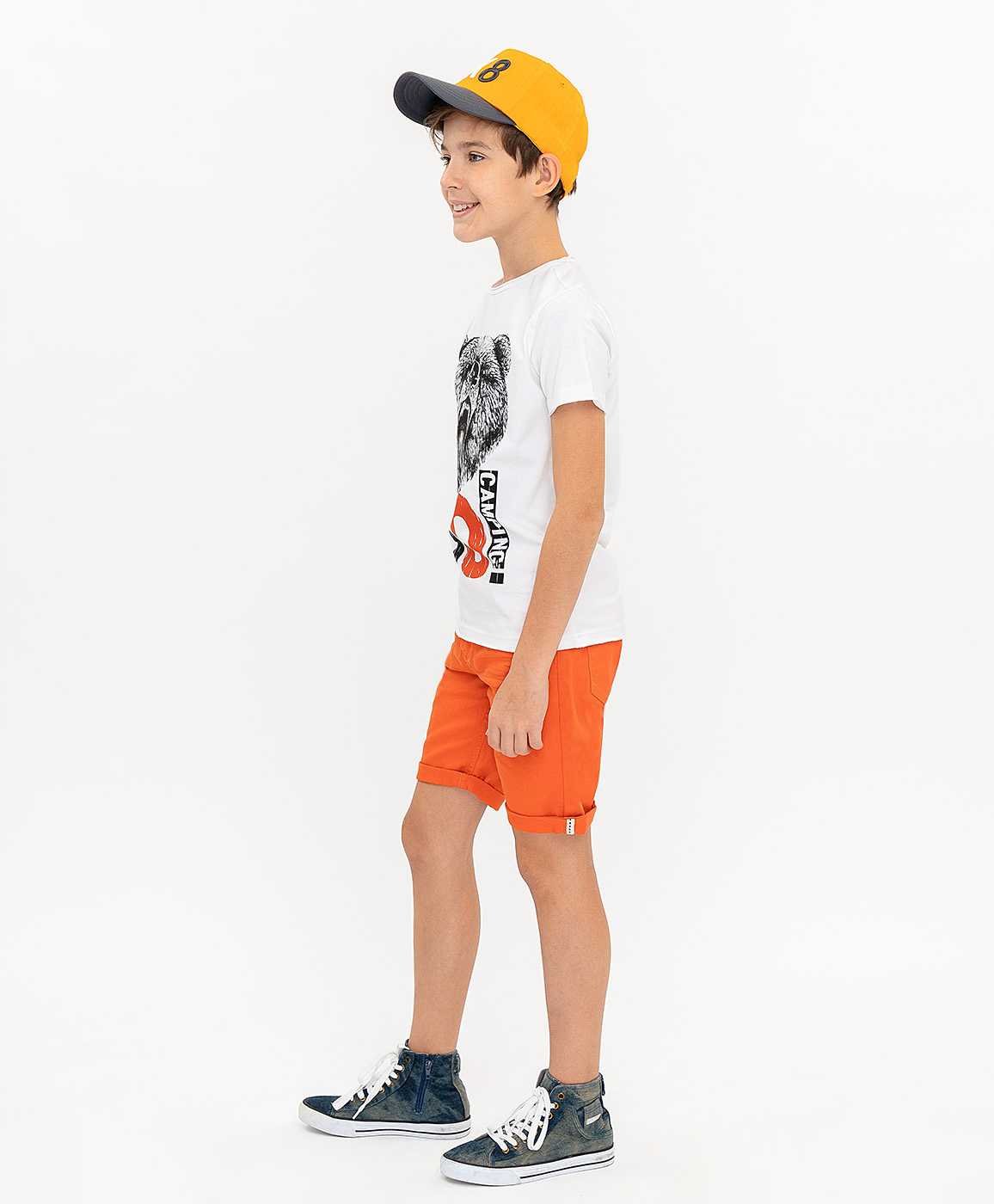 фото Белая футболка с принтом button blue