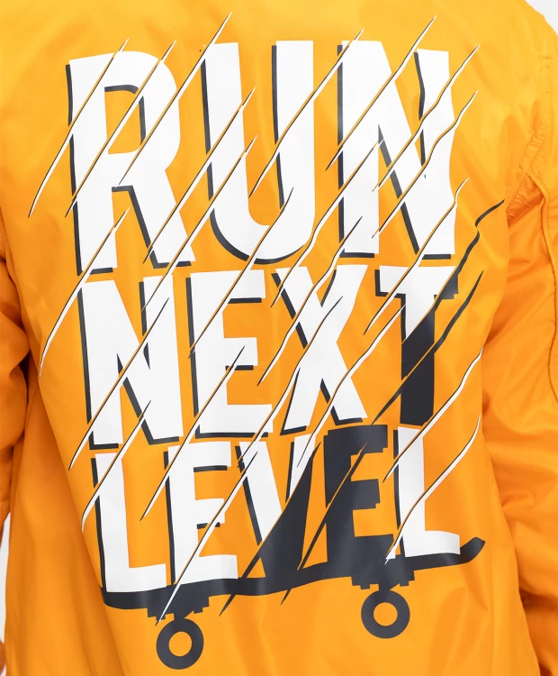 фото Оранжевая ветровка с принтом button blue (128)