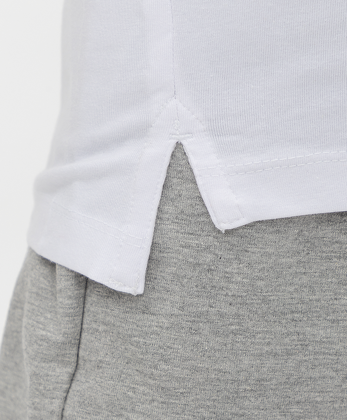 фото Белая футболка button blue