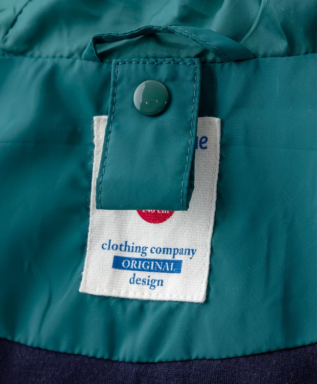 фото Ветровка с капюшоном и накладными карманами зеленая button blue (158)