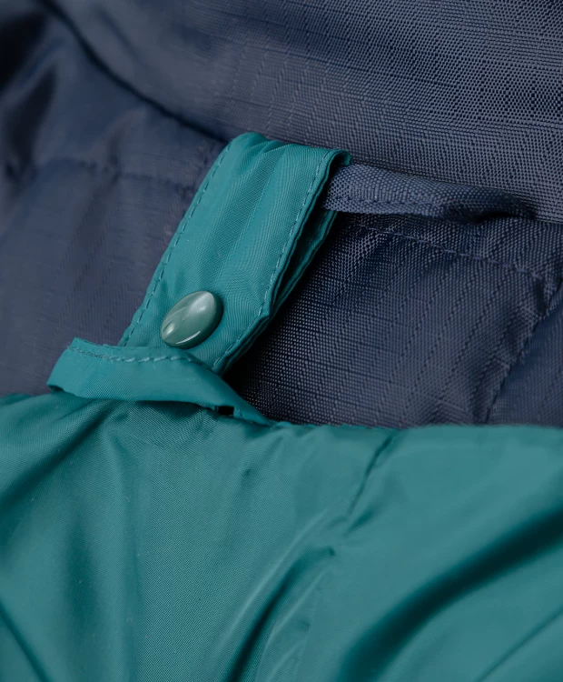 фото Ветровка с капюшоном и накладными карманами зеленая button blue (158)