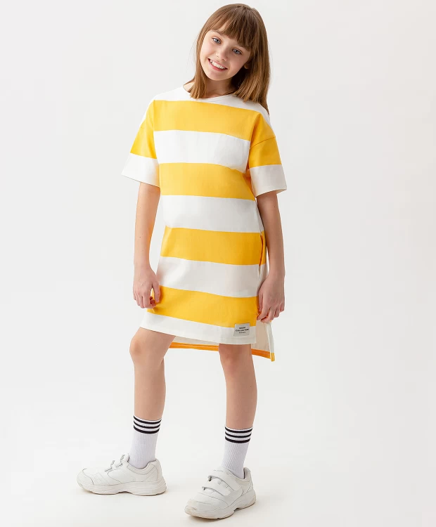 Платье-футболка с боковыми разрезами в полоску Button Blue (116), размер 116, цвет желтый Платье-футболка с боковыми разрезами в полоску Button Blue (116) Оверсайз - фото 2