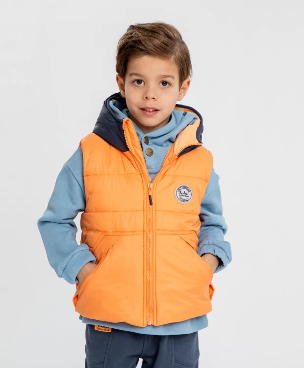 фото Жилет утепленный с капюшоном стёганный оранжевый для мальчика button blue (98)