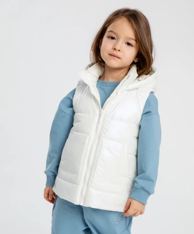 фото Жилет утепленный стёганный с капюшоном серый для девочки button blue (98)
