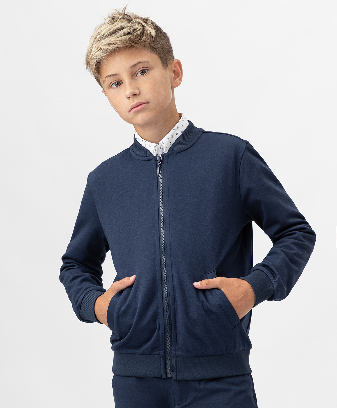 фото Толстовка (бомбер) на молнии без капюшона из плотного трикотажа синяя button blue