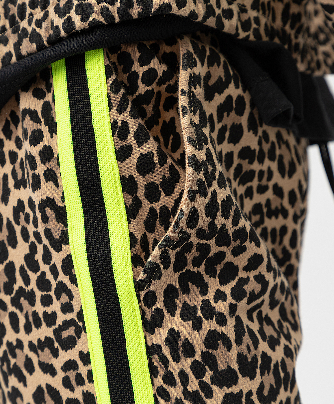 фото Брюки-джоггеры с карманами бежевые button blue