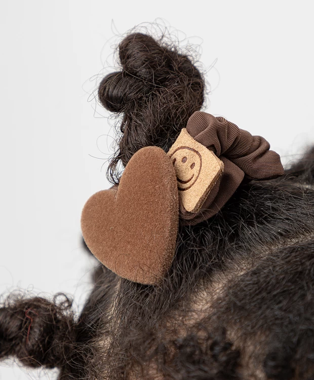 фото Резинка для волос с декором коричневая button blue (one size)